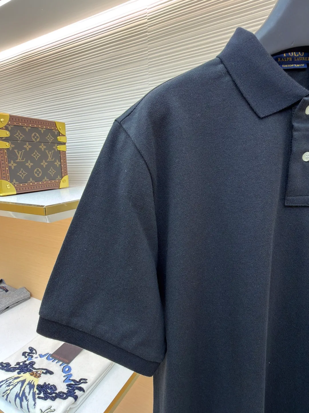 Ralph Lauren embroidered logo Polo shirt ●Original version: Purchased and developed at 1590 ●Item number: 1682564-A15 ●Material: pure cotton pique fabric ●Technology: embroidery production ●Color: black ●Version: fitted version ●Weight: about 285 grams ●Size: S-M-L-XL ●Description: Customized pure cotton sateen pique, tight and delicate, comfortable and next to the skin, elegantly presented with a touch of deep black The iconic white pony embroidery is like a smart musical note dancing on the black canvas. It is simple but highly recognizable. It is a versatile artifact in the wardrobe. It has a very simple shape and contains the soul of fashion. It adopts imported machine embroidery technology. It uses advanced computer control systems and precision mechanical parts to realize the iconic pony embroidery operation with high precision. The lines are smooth and delicate, and the fabrics have been washed. It has a better hand feel and texture. It is not easy to deform, not easy to shrink, not easy to fade, and maintains long-term beauty. The overall wiring is straight and delicate, the fabric is comfortable and soft, and the color is consistent without color difference. It can be matched with the same style to create a fashionable look and control various occasions. Customized accessories, complete with three standards, same style for men and women!